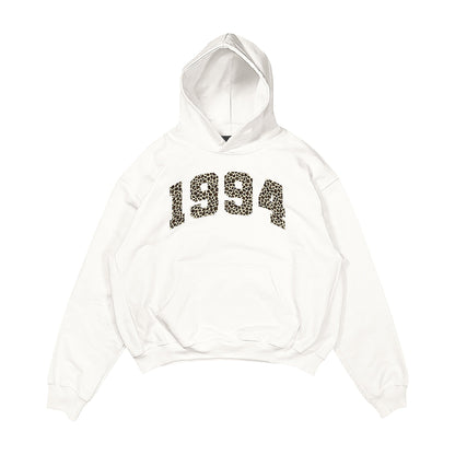 Aesthetic, leopar desenli, günlük kullanıma uygun olarak pamuklu kumaştan üretilmiş oversize ekru renk hoodie.