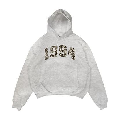 Aesthetic, leopar desenli, günlük kullanıma uygun olarak pamuklu kumaştan üretilmiş oversize gri renk hoodie.
