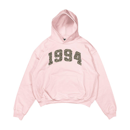 Aesthetic, leopar desenli, günlük kullanıma uygun olarak pamuklu kumaştan üretilmiş oversize pembe renk hoodie.
